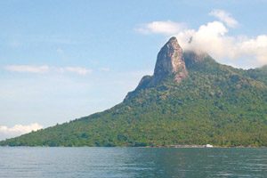 The distinctive twin peaks ‘Donkey’s Ears’ or ‘Dragon Horns’ of Gunung Semukut