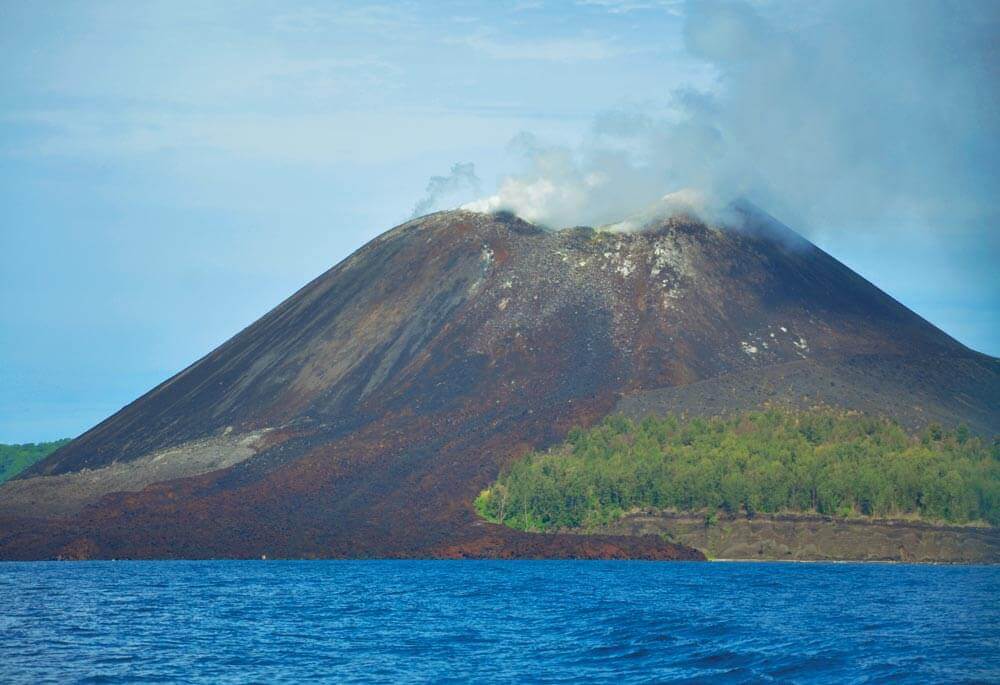 A peaceful Anak Krakatau in January 2016 | Photo by Tyke – commons.wikimedia.org