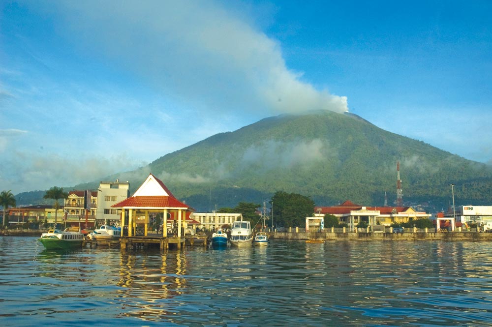 Ternate city with Gunung Api Gamalama in the background | Photo by Ricard Buxo