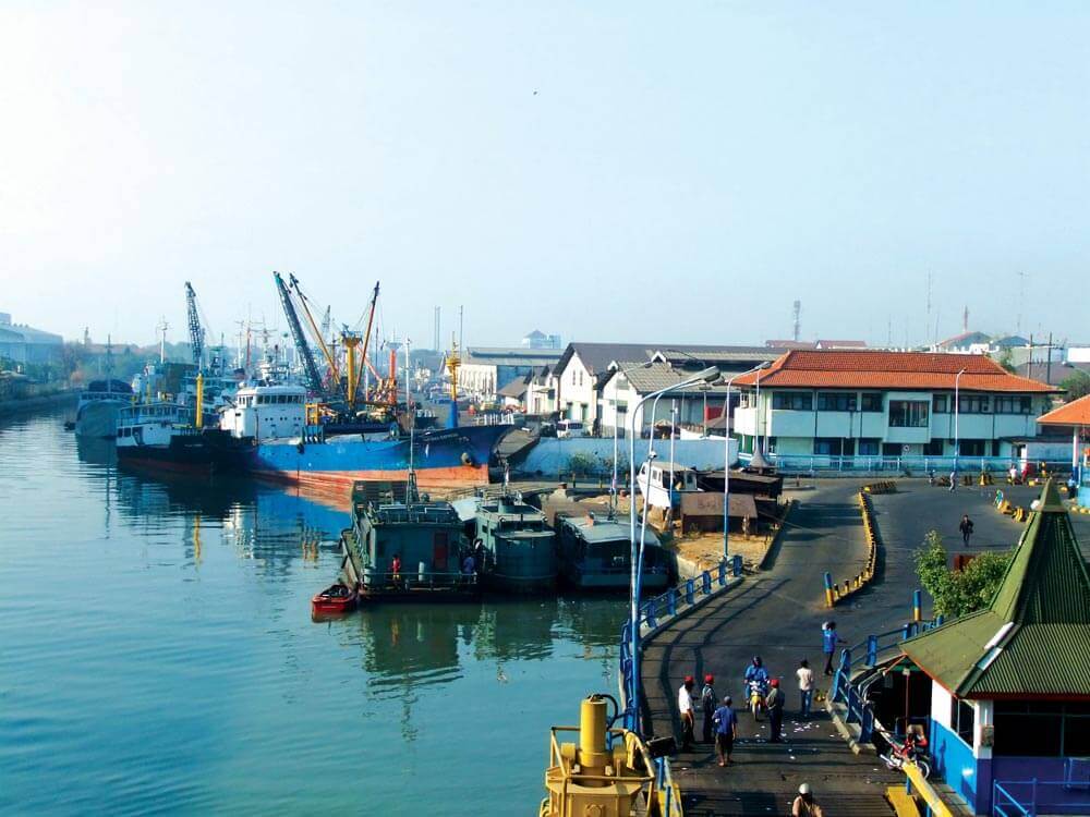 Ujung Port, Surabaya | Photo by Sakurai Midori  – commons.wikimedia.org