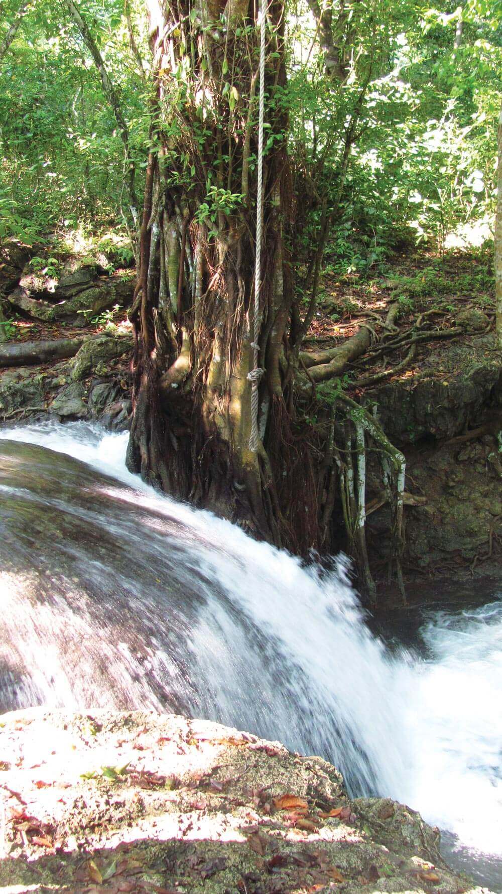 Waterfall on Pulau Moyo | Photo by Torbenbrinker – https://commons.wikimedia.org