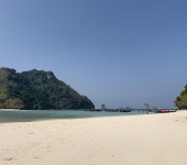 Longtail boats load up with day trippers at Phra Nang