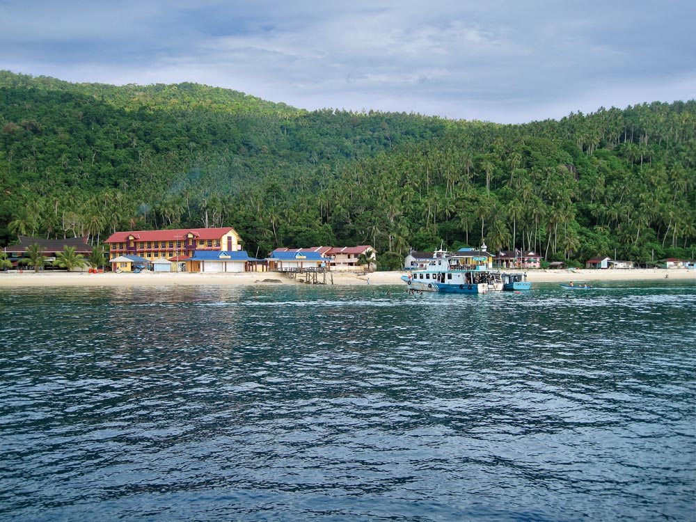 Anchorage in the channel between Pulau Aur and Pulau Dayang