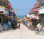 Street scene in Koh Tao&#039;s main town, Mae Haad
