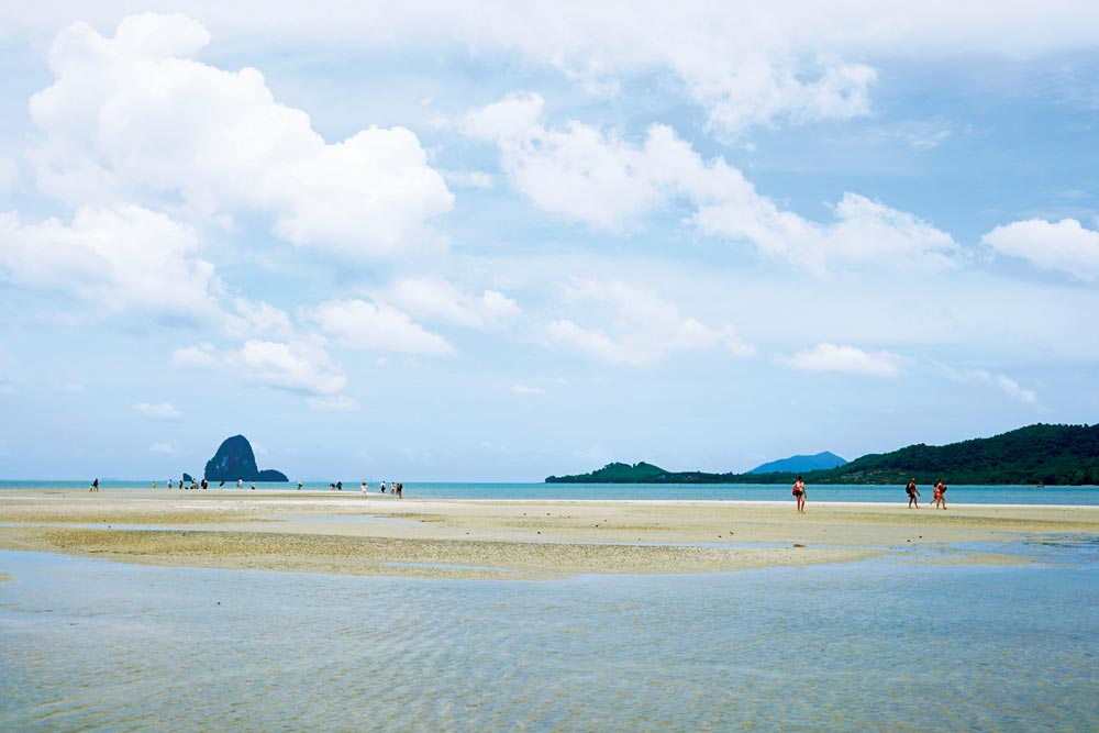 Western entrance to Koh Yao Channel – sandspit at low tide | Photo by IMAGE asia