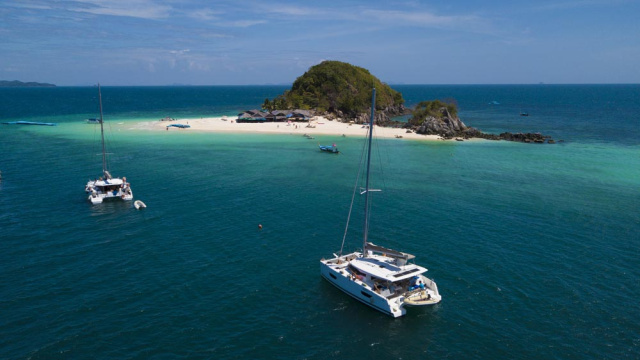 Spoiled for choice of where to anchor at Koh Khai Nok 