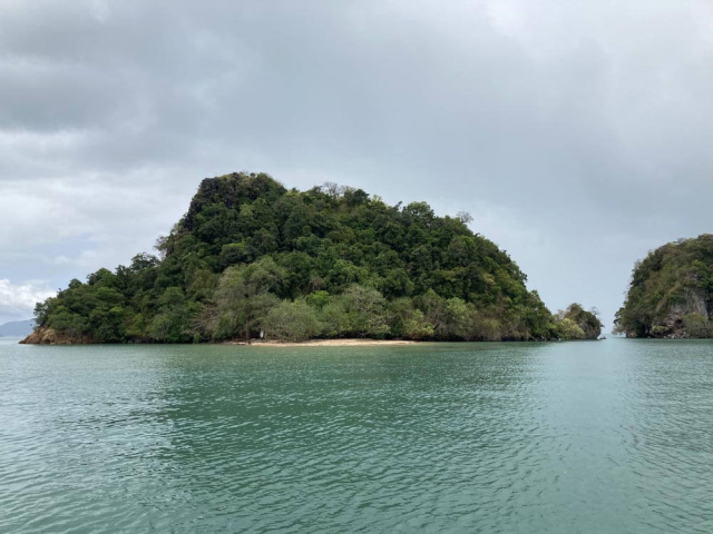 Koh Nok, just east of the eastern entrance to Chong Koh Yao