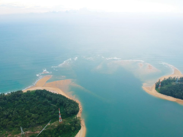 Sandbars at the entrance western entrance to the Sarasin/Chong Pak Phra Channel