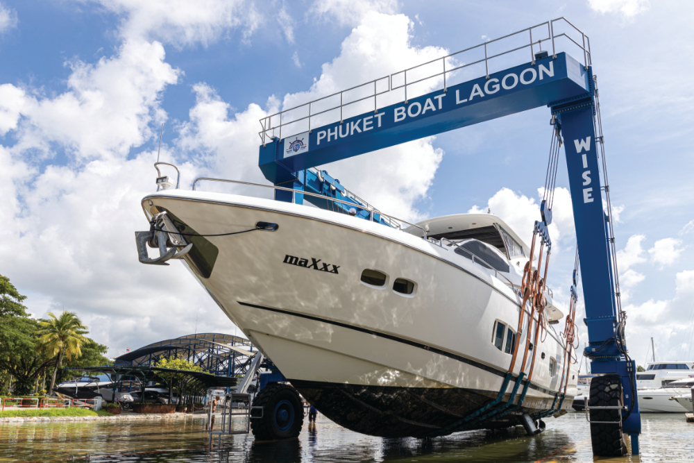 Boat Lagoon travel lift