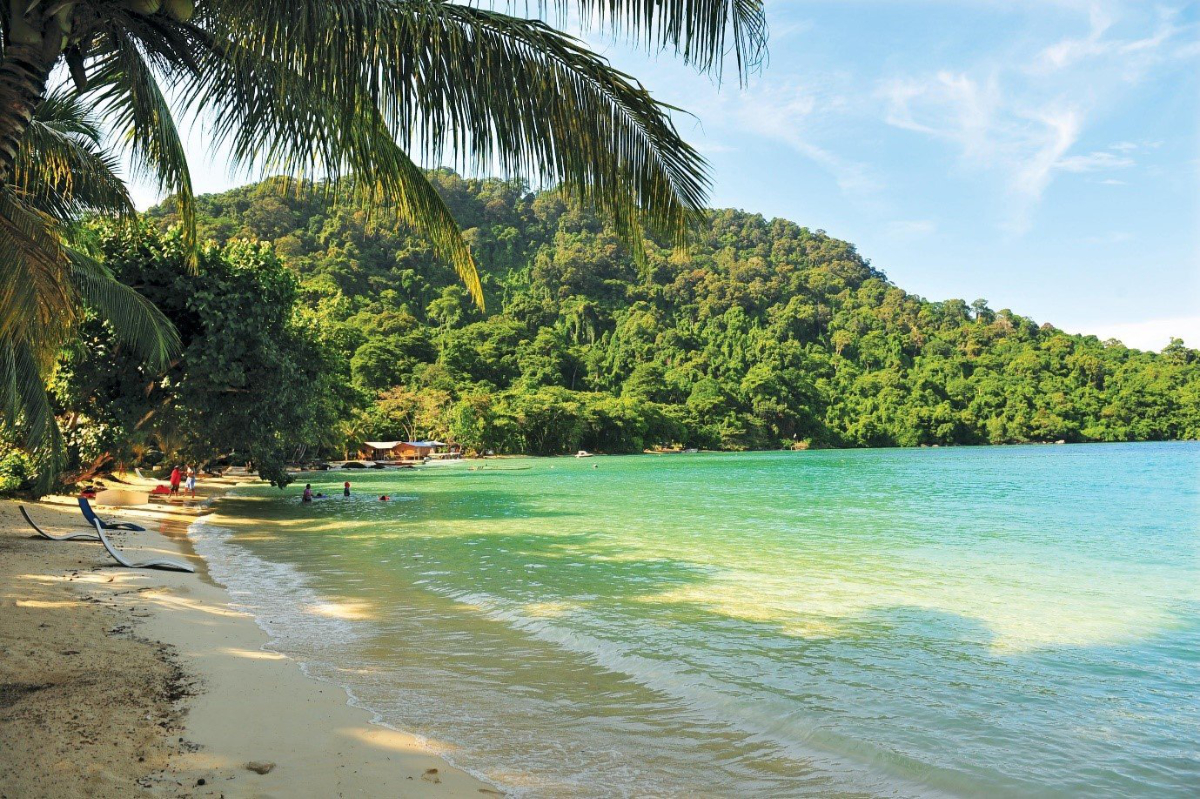 Beach at Pulau Tenggol, Malaysia Pulau Tenggol anchorage, Malaysia